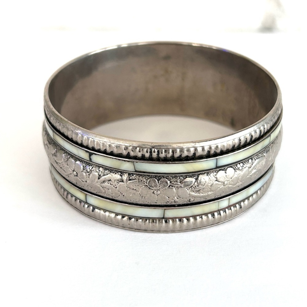 Silver Tone Shell Inlayed Bangle 1” Wide - Picture 2 of 6